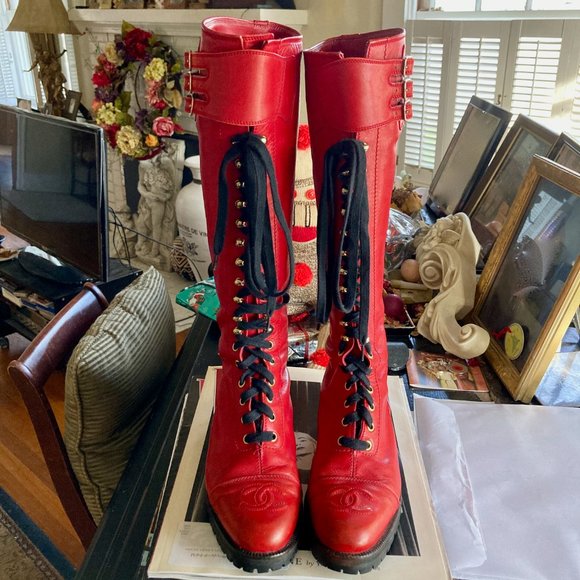 CHANEL One of a Kind A/W 1992 red leather lace up combat boots runway worn 38 - Picture 3 of 16